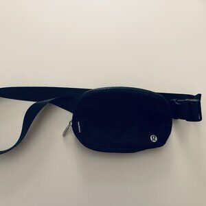 lululemon everywhere belt bag - black